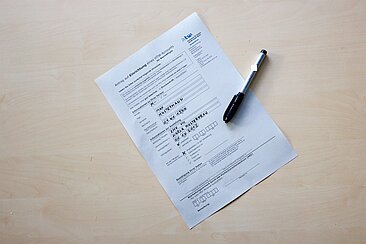 © HTW Berlin / Torsten Rack Ausgefüllter Antrag auf HTW-Account mit einem Stift