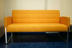 Couch im HRZ-Foyer - © HTW Berlin / Torsten Rack