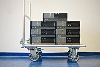 Wagen mit PCs - © HTW Berlin / Dennis Andt
